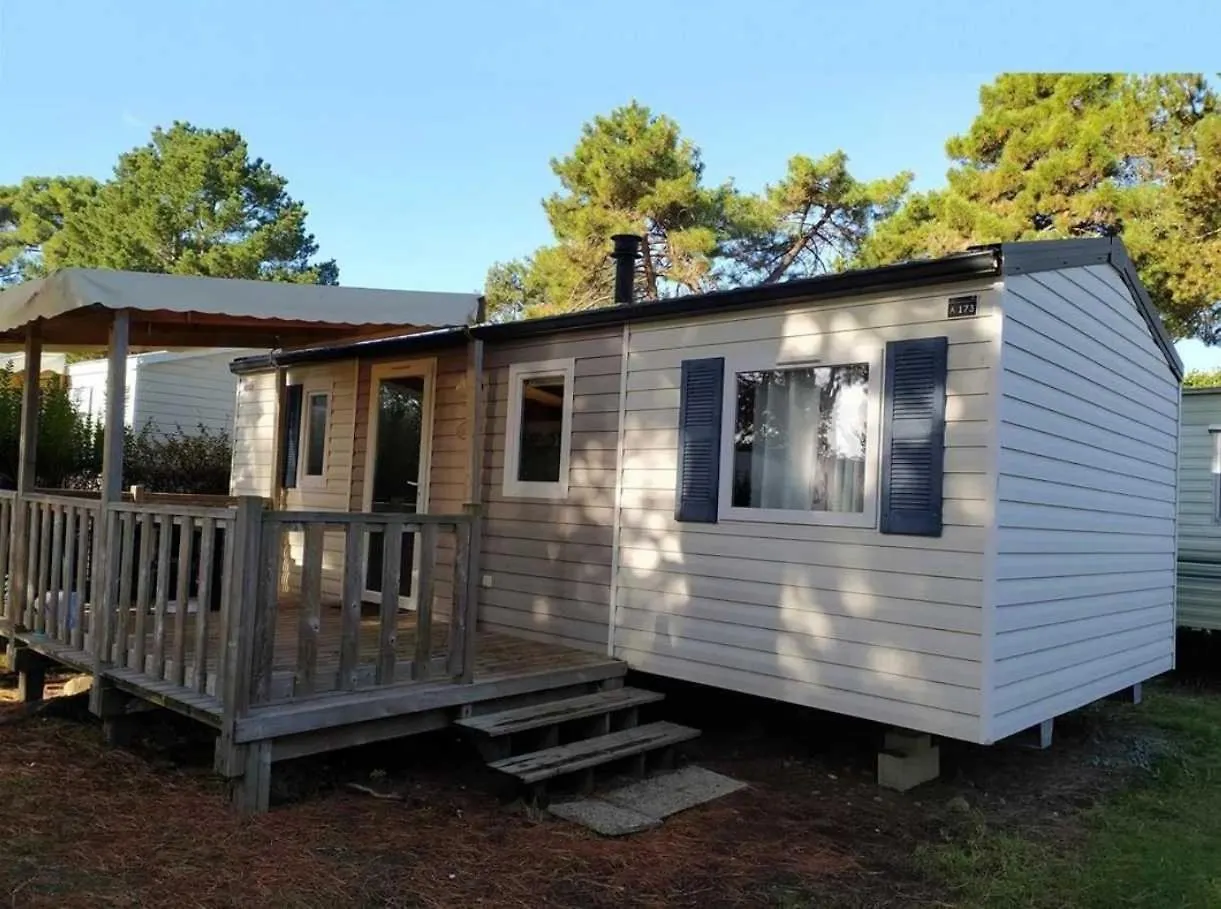 אתר קמפינג Argences-en-Aubrac Camping 3 Etoiles - Piscine - Eehgge